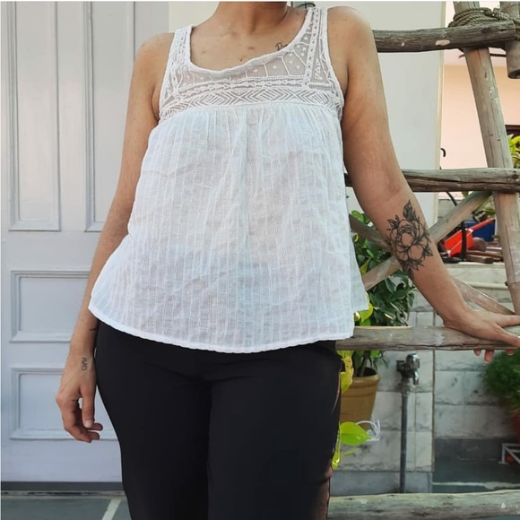 SOLD ❌ Forever 21 White Embroidered Net Top - Picture 2 of 3